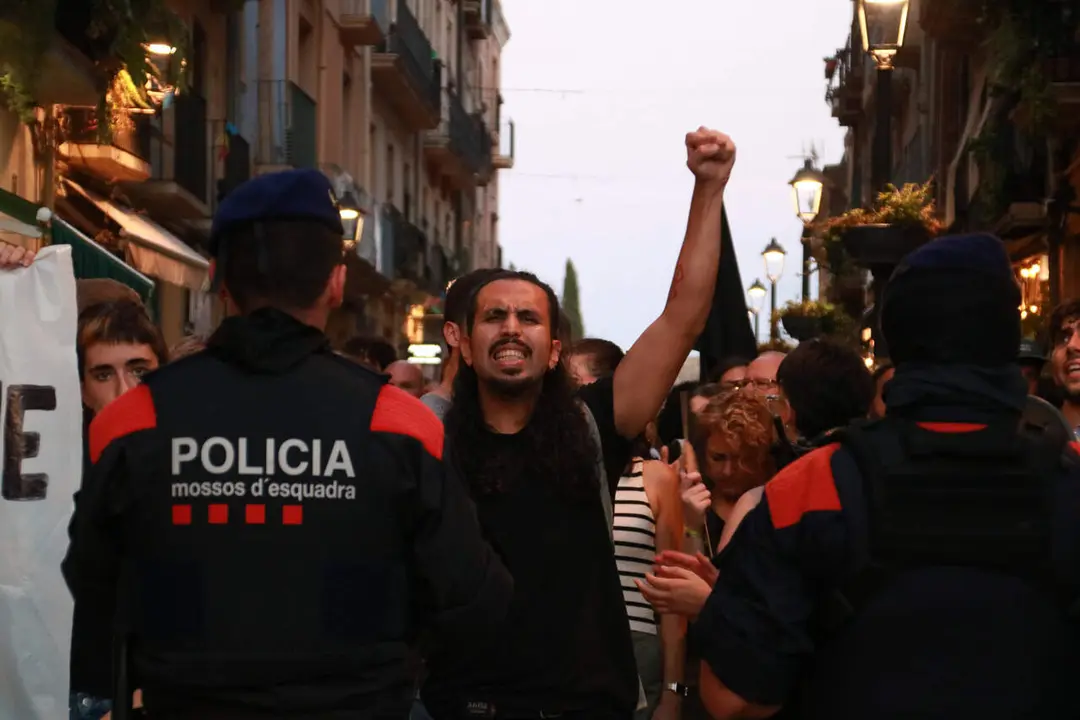 Agents dels Mossos d'Esquadra en el cord&oacute; policial fet per impedir el pas d'un grup d'antiracistes i antifeixistes cap a la protesta en suport a Ceuta, celebrada a la pla&ccedil;a de la Font de Tarragona