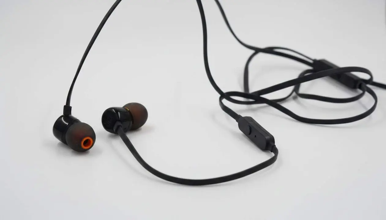 Micr&ograve;fon amb cable oferint millor qualitat de veu i fiabilitat que els AirPods per a trucades i usos professionals diaris - Imagen generada por IA 