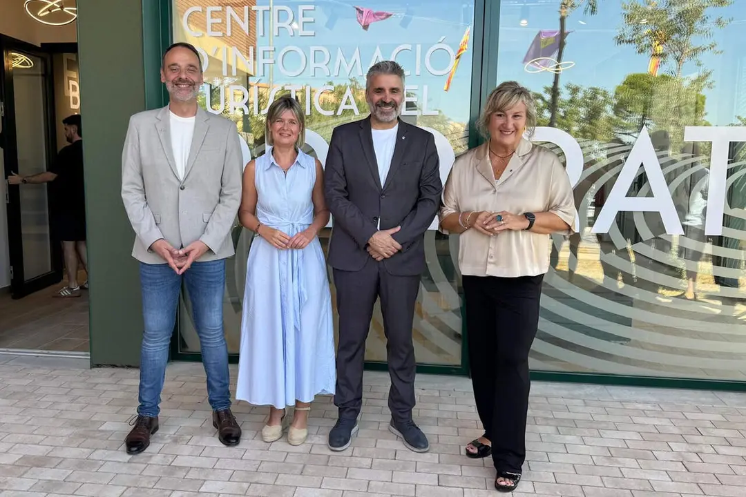 Imatge dels representants pol&iacute;tics que han inaugurat l'Espai Vi i Paisatge de Falset