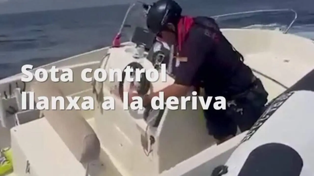  Llanxa sense control a l'Ametlla de Mar despr&eacute;s de la caiguda accidental del patr&oacute; a l'aigua - Imagen de la Fuente 