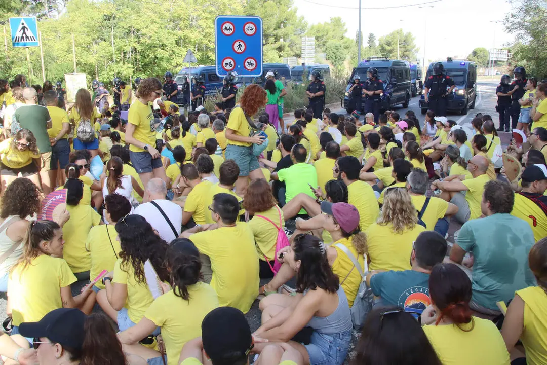 Imatge de l'assemblea de docents davant el cord&oacute; policial en l'acc&eacute;s a l'A-7 a Tarragona