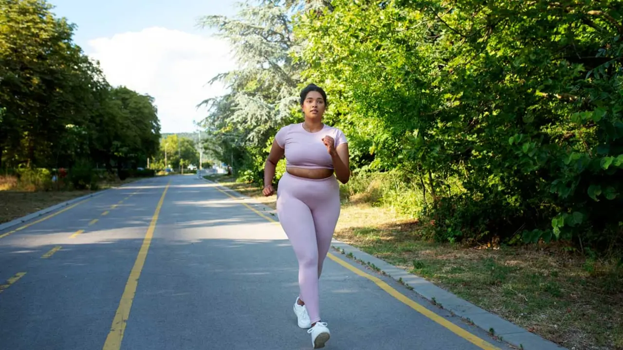 Caminant a l&rsquo;alba per cremar greix