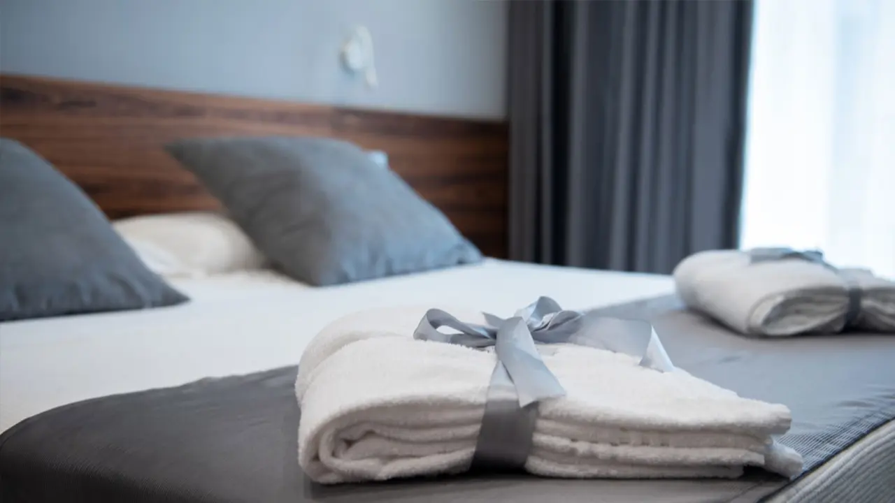 Puerta de habitaci&oacute; d&rsquo;hotel amb n&uacute;mero 202