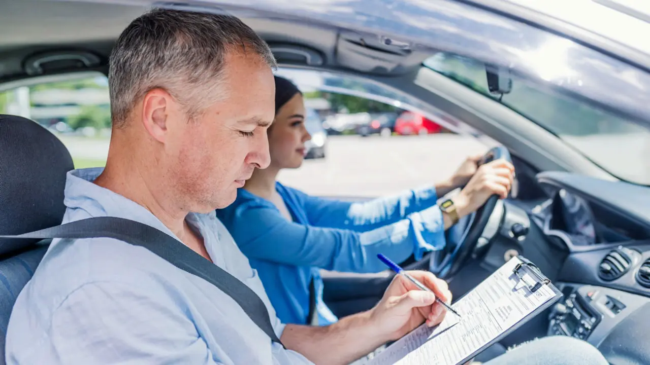 Cua d&rsquo;alumnes esperant per l&rsquo;examen pr&agrave;ctic del carnet de conduir