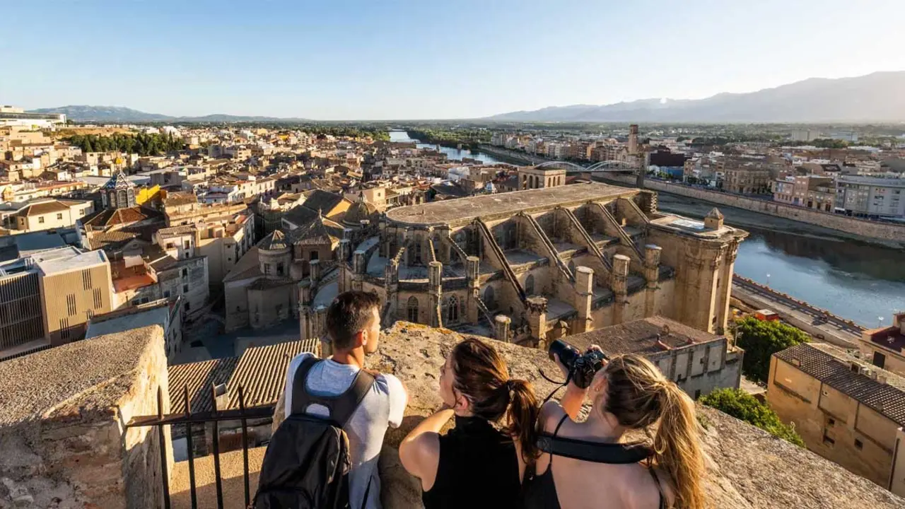 Vista del Castell de la Zuda i l&rsquo;Ebre a Tortosa. Foto tortosaturisme.cat