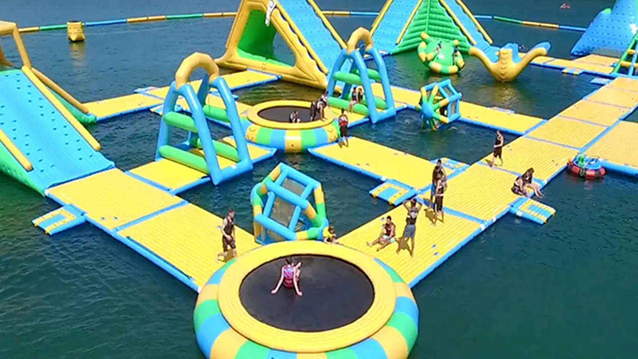 Vista general del parc aqu&agrave;tic inflable a la Platja Llarga de Roda de Ber&agrave;. Foto torontohispano.com