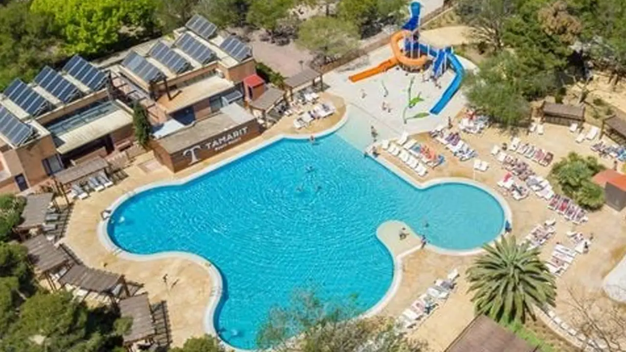 Vista a&egrave;ria de Tamarit Beach Resort amb el castell al fons. Foto campings.com