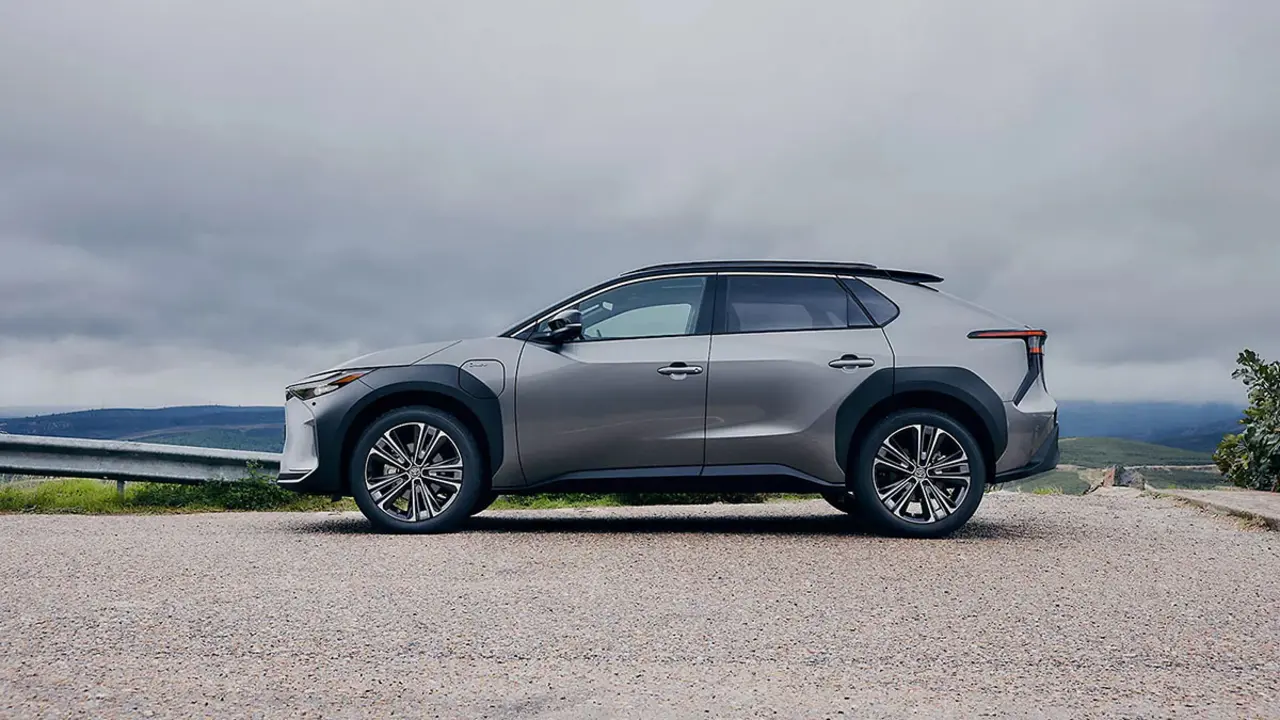 Movilidad sostenible con estilo: Toyota bZ4X el&eacute;ctrico.