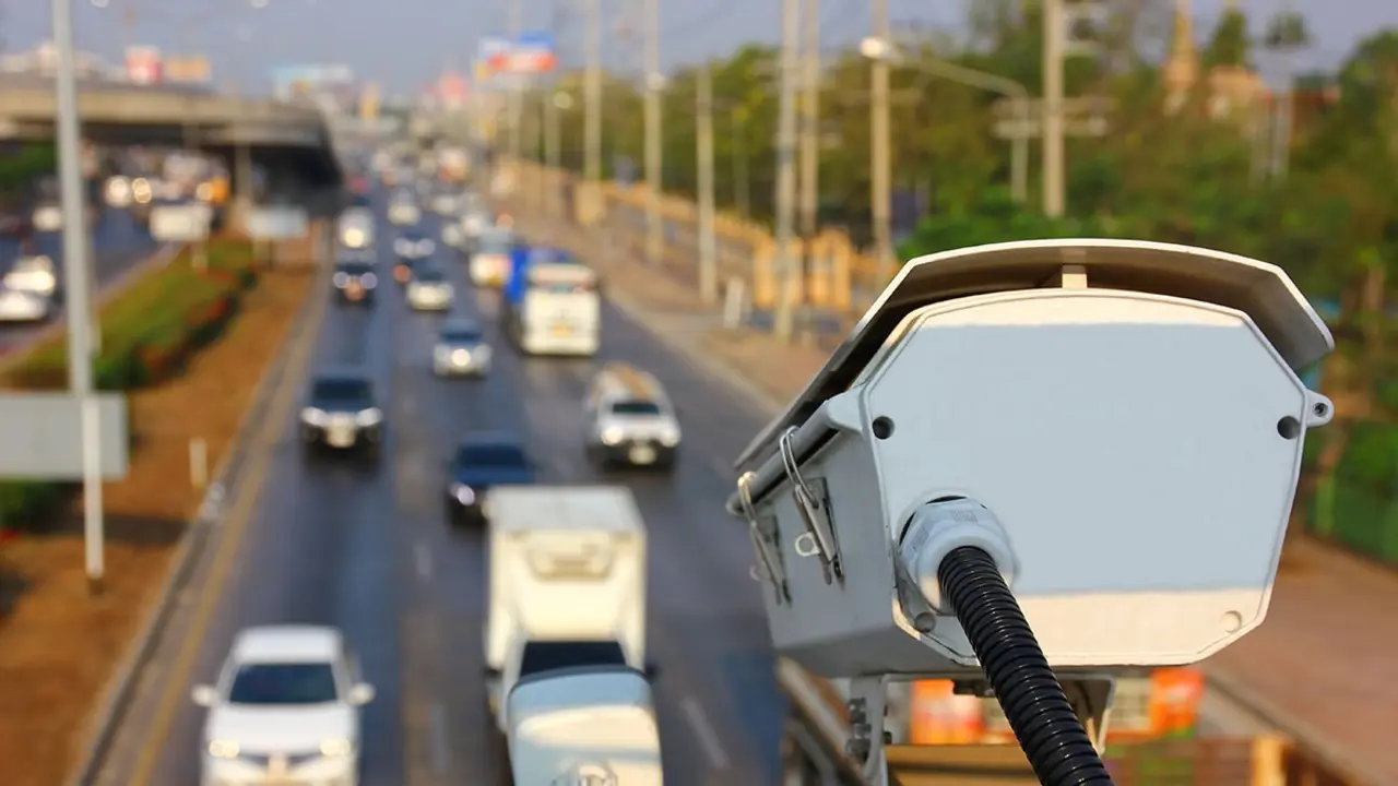 Radar de tr&agrave;nsit amb c&agrave;mera i cotxe multat