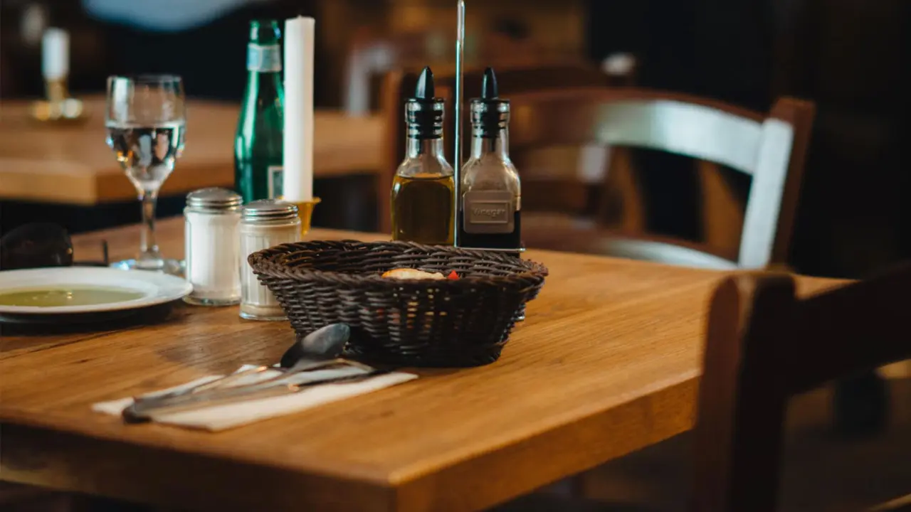 Taula buida en un restaurant de Tarragona a l&rsquo;agost