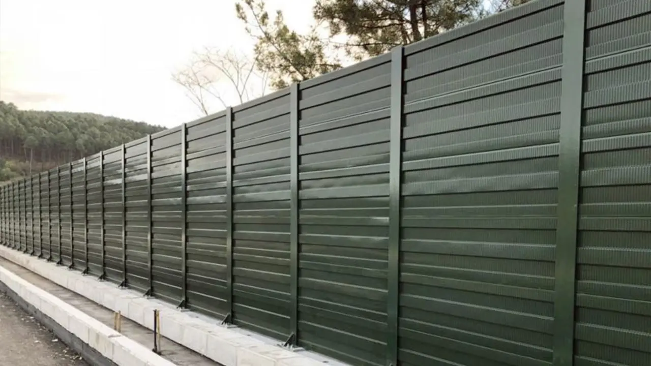 Pantalles ac&uacute;stiques de vuit metres a Roda de Ber&agrave;. Imatge ADIF