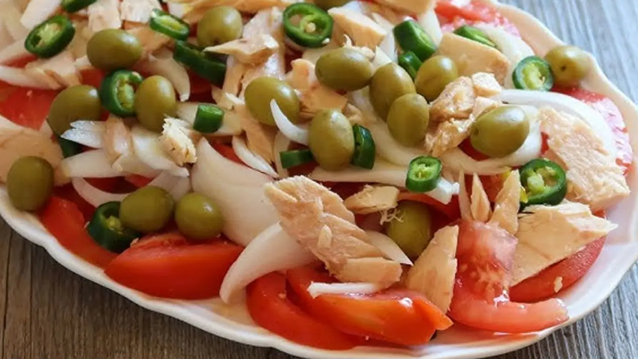 Amanida de tom&agrave;quet amb ceba i olives. Imatge Youtube Anna recetasfaciles