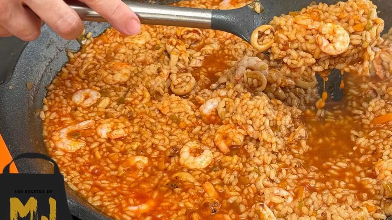 Arr&ograve;s mel&oacute;s de marisc f&agrave;cil a la paella. Imatge Youtube Las Recetas de MJ
