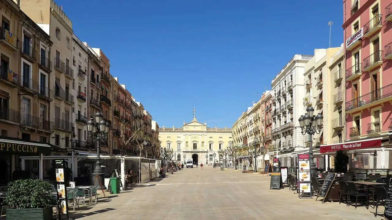 Pla&ccedil;a de la Font sense vehicles de c&agrave;rrega. Imatge Wikipedia