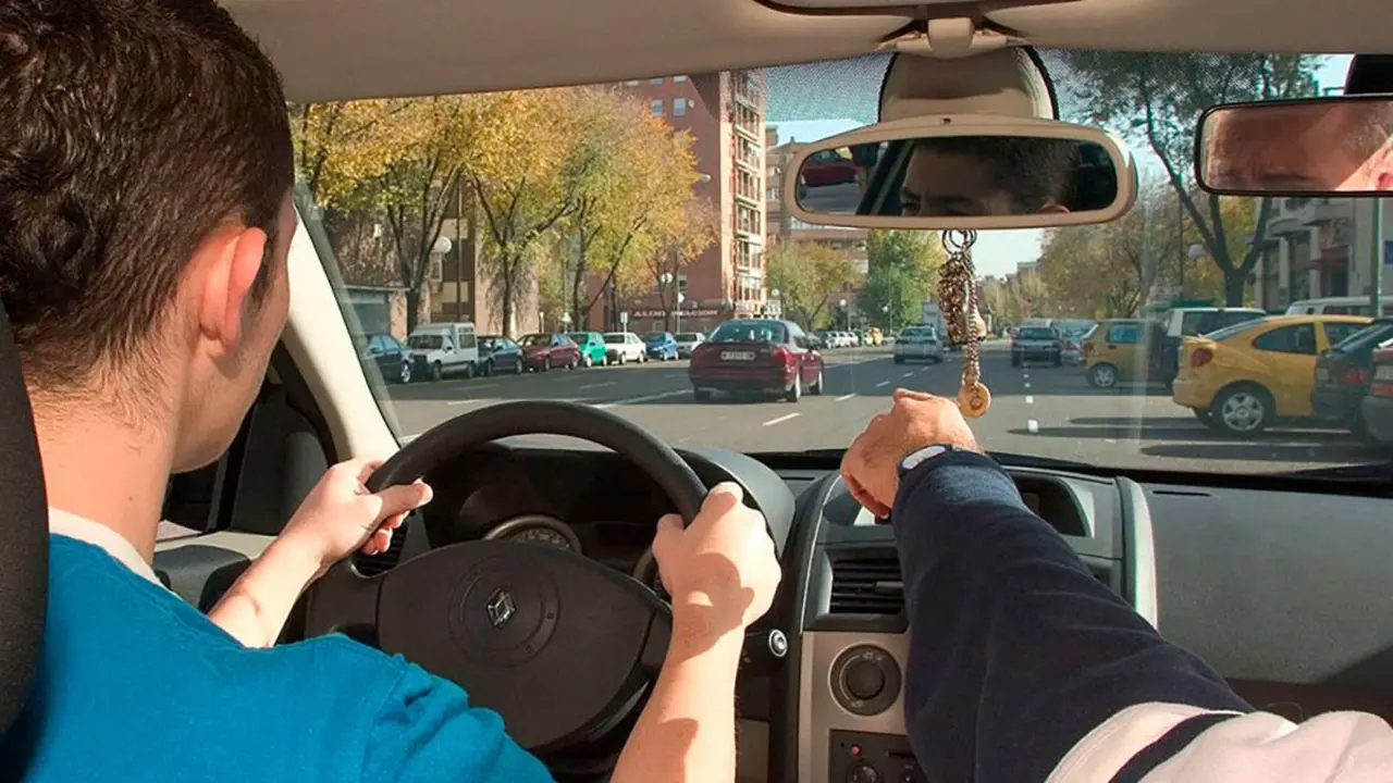 Cotxe d&rsquo;autoescola a Lleida durant un examen de conduir