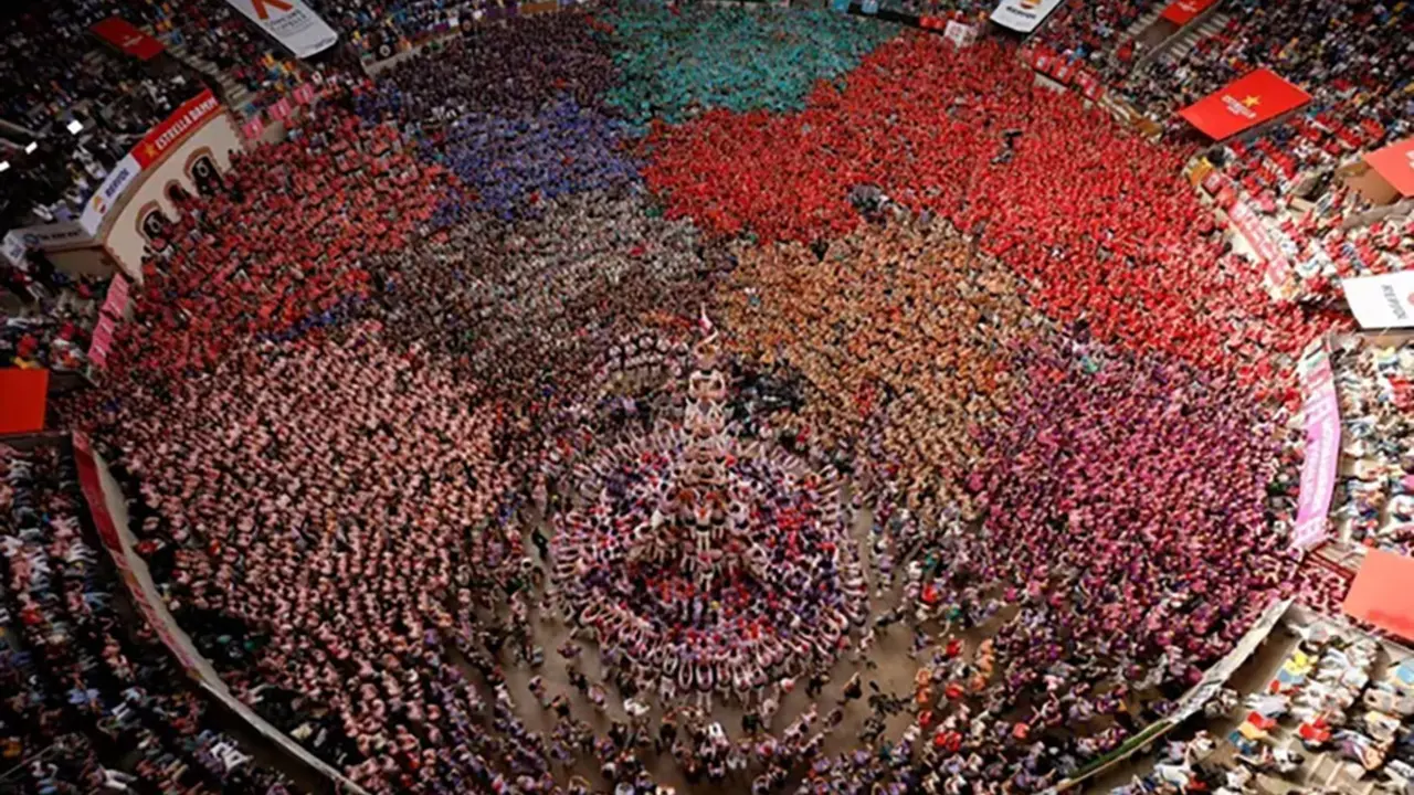 Pilar de set al&ccedil;at durant el Concurs de Castells de Tarragona