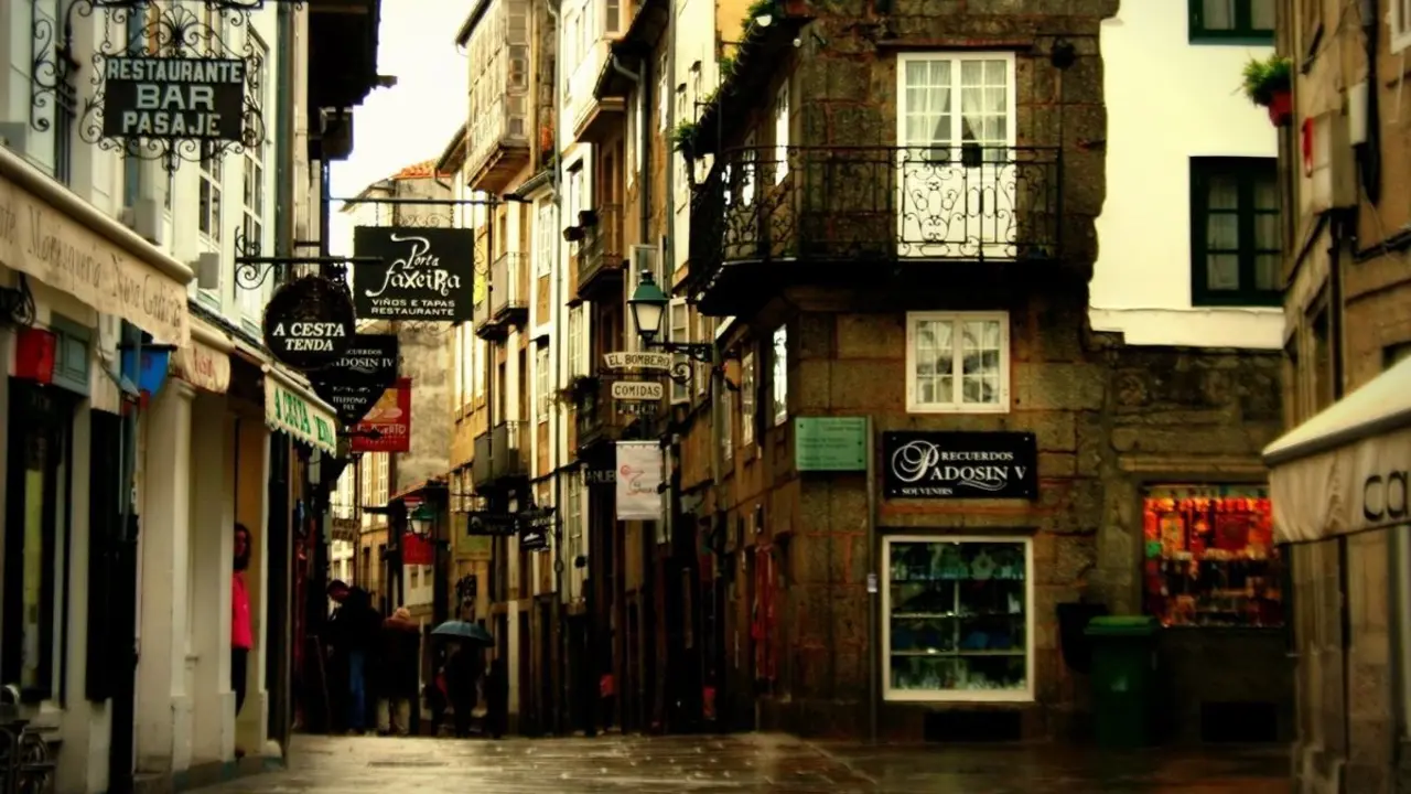 Vista de la R&uacute;a do Franco, el carrer gastron&ograve;mic de Santiago. Imatge Wikipedia