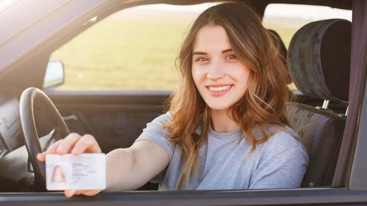 Control de tr&agrave;nsit amb Gu&agrave;rdia Urbana revisant carnet