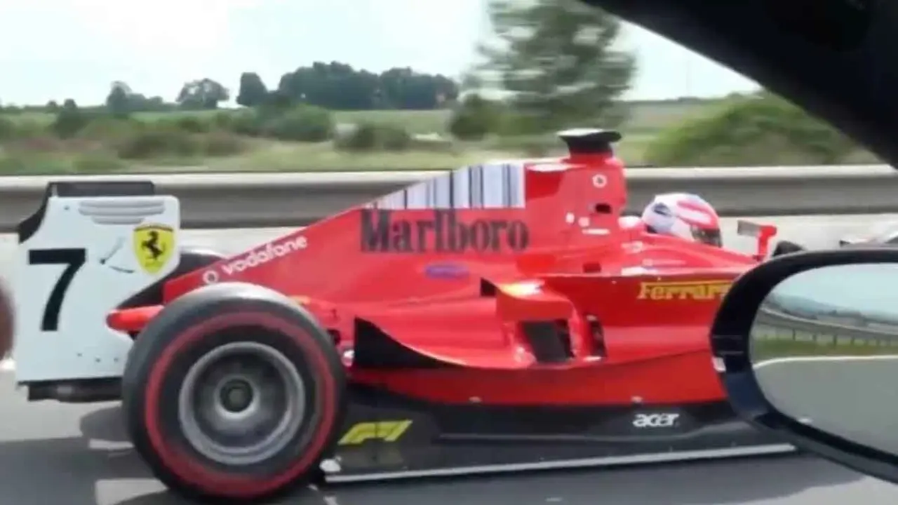 El fals Ferrari circulant per autopista