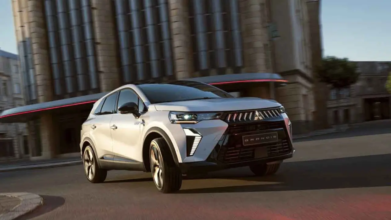 Mitsubishi Grandis 2026: alternativa econ&ograve;mica al Toyota Corolla Cross