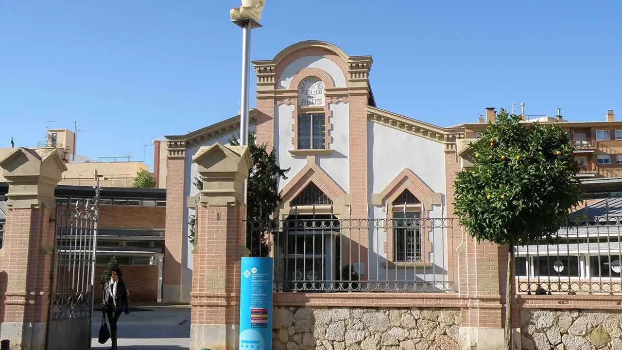 Entrada de la Biblioteca Xavier Amor&oacute;s de Reus