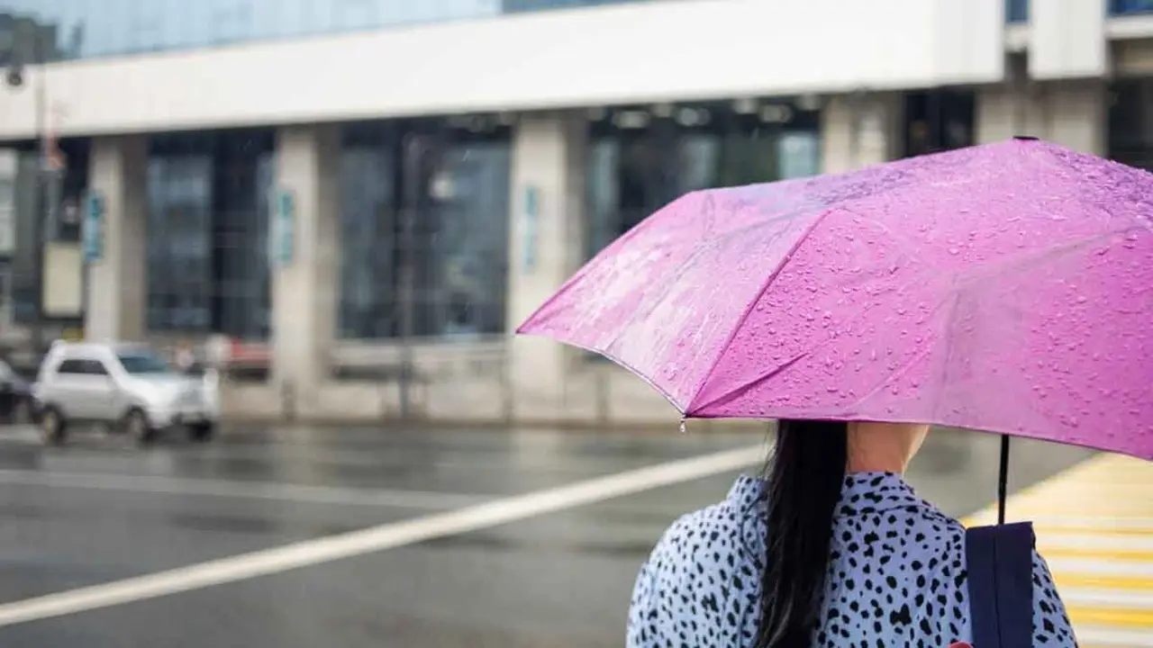 Imatges de la pluja intensa a Barcelona i alerta meteorol&ograve;gica activa