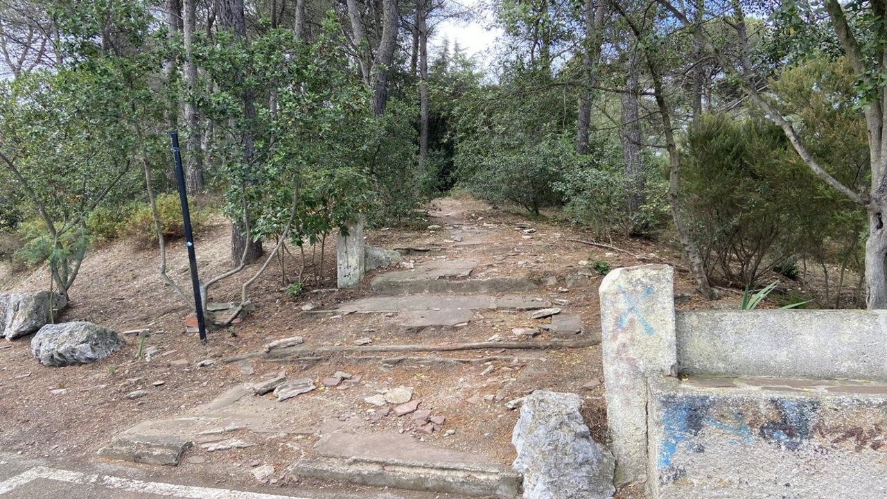Parc infantil abandonat Bones Hores, de Collserola, a Barcelona. Foto de @sherpadecollserola