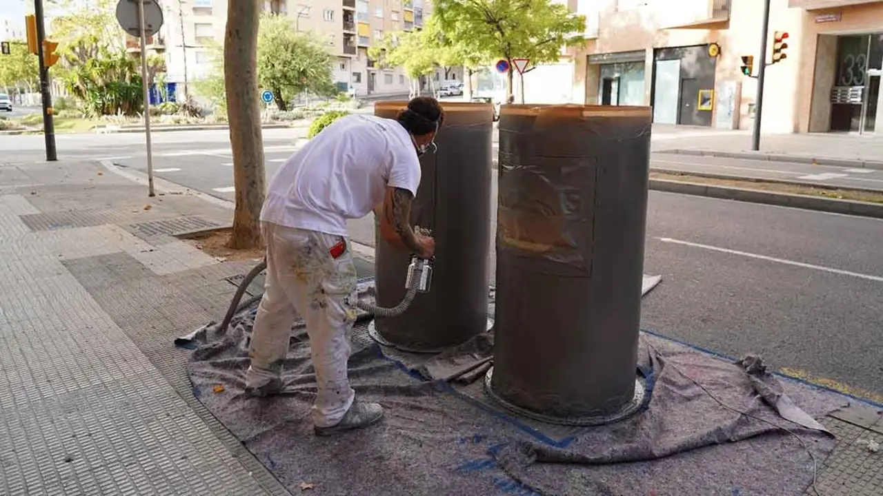 B&uacute;stia de recollida pneum&agrave;tica d&rsquo;escombraries a Reus durant les tasques de manteniment