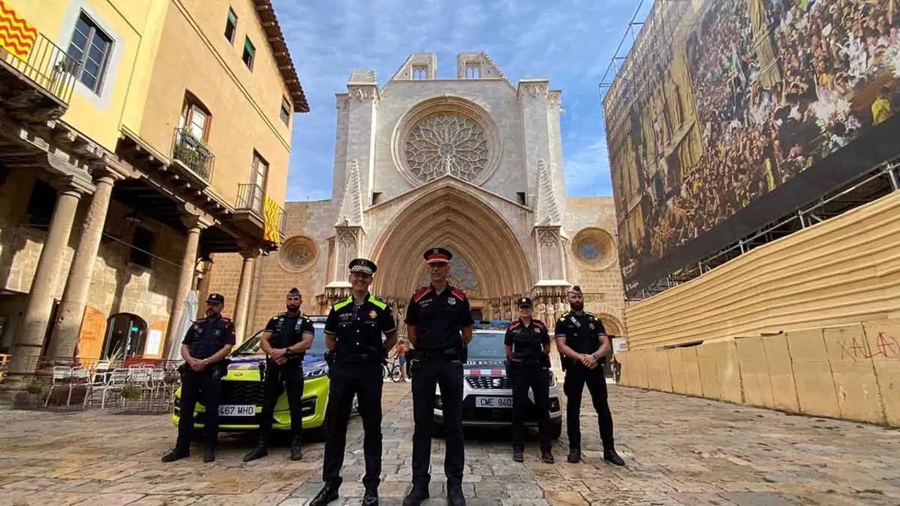 Agents de la Gu&agrave;rdia Urbana de Tarragona durant les festes de Santa Tecla. Tarragona Radio.