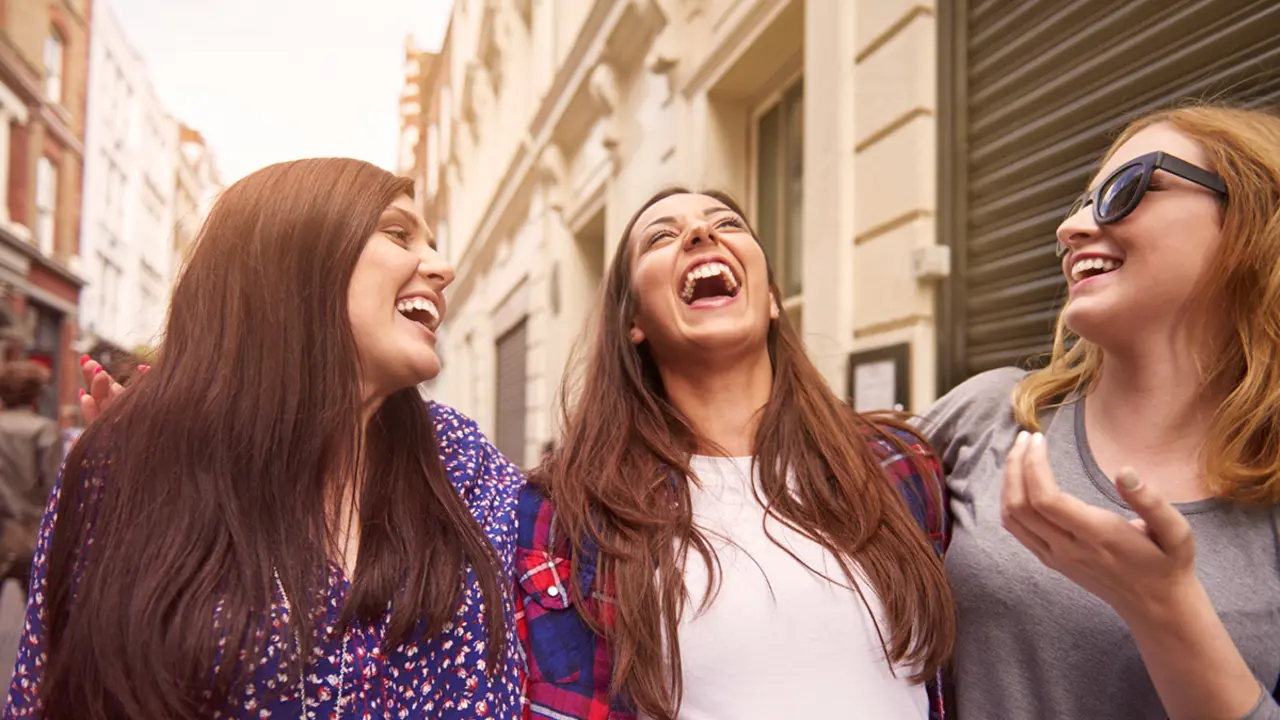 Dues joves assegudes al primer tram de la Rambla Nova de Tarragona
