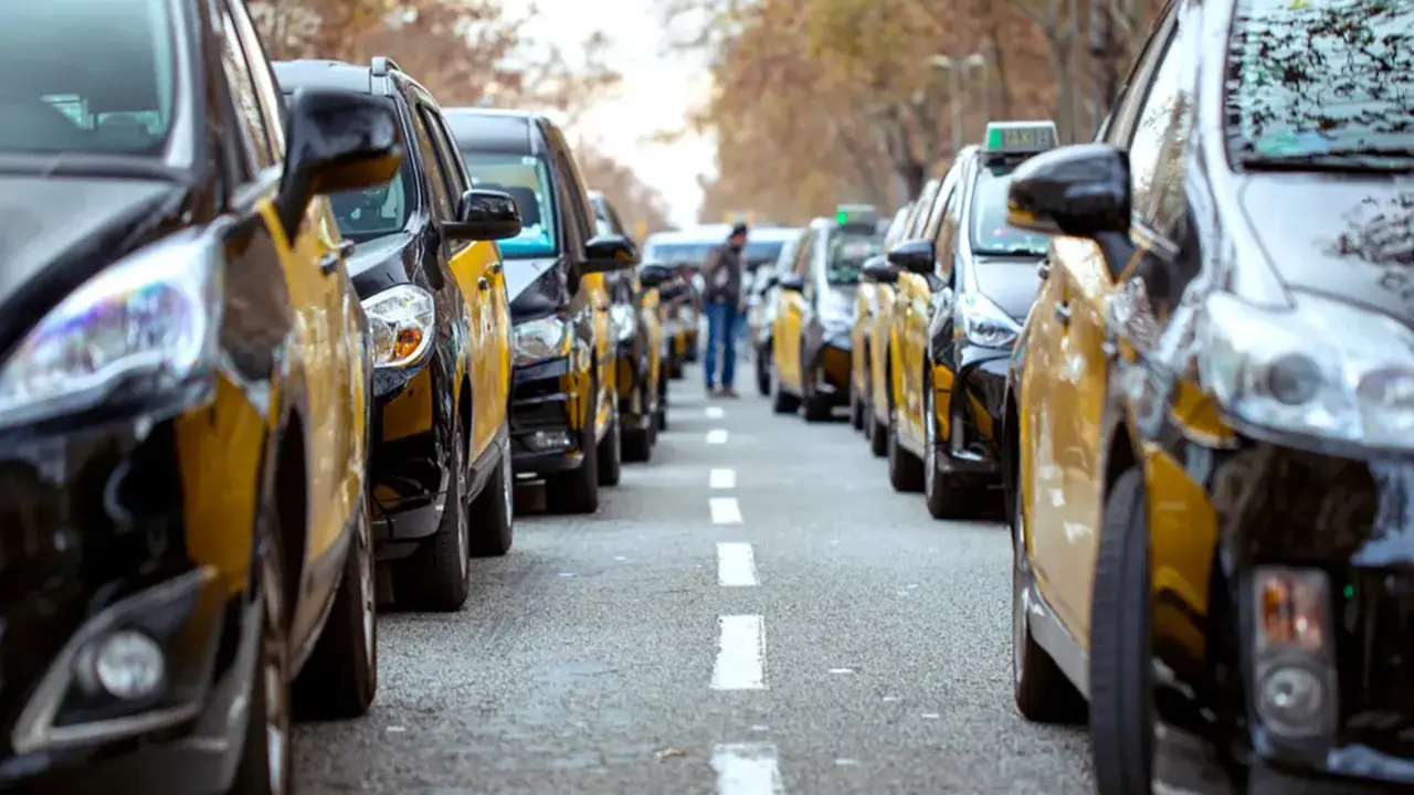 Taxis de Barcelona circulant pel centre de la ciutat