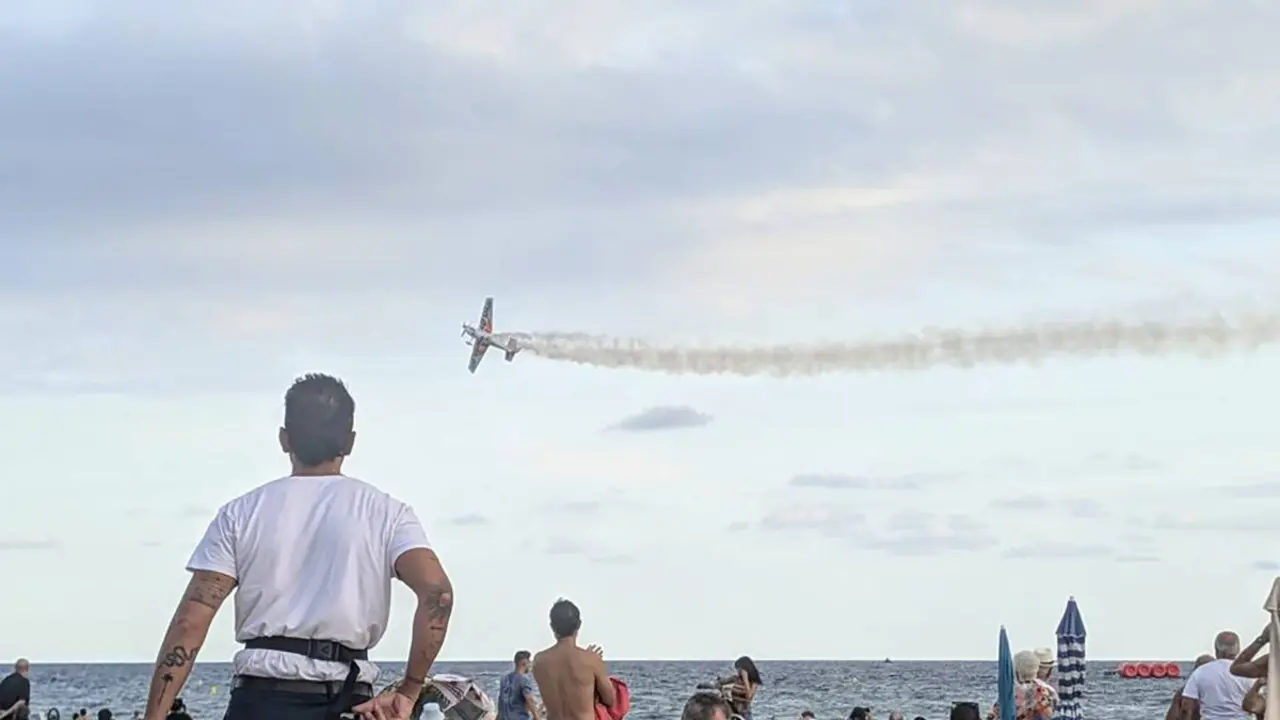 Avionetes a la platja de Salou. Salou.cat