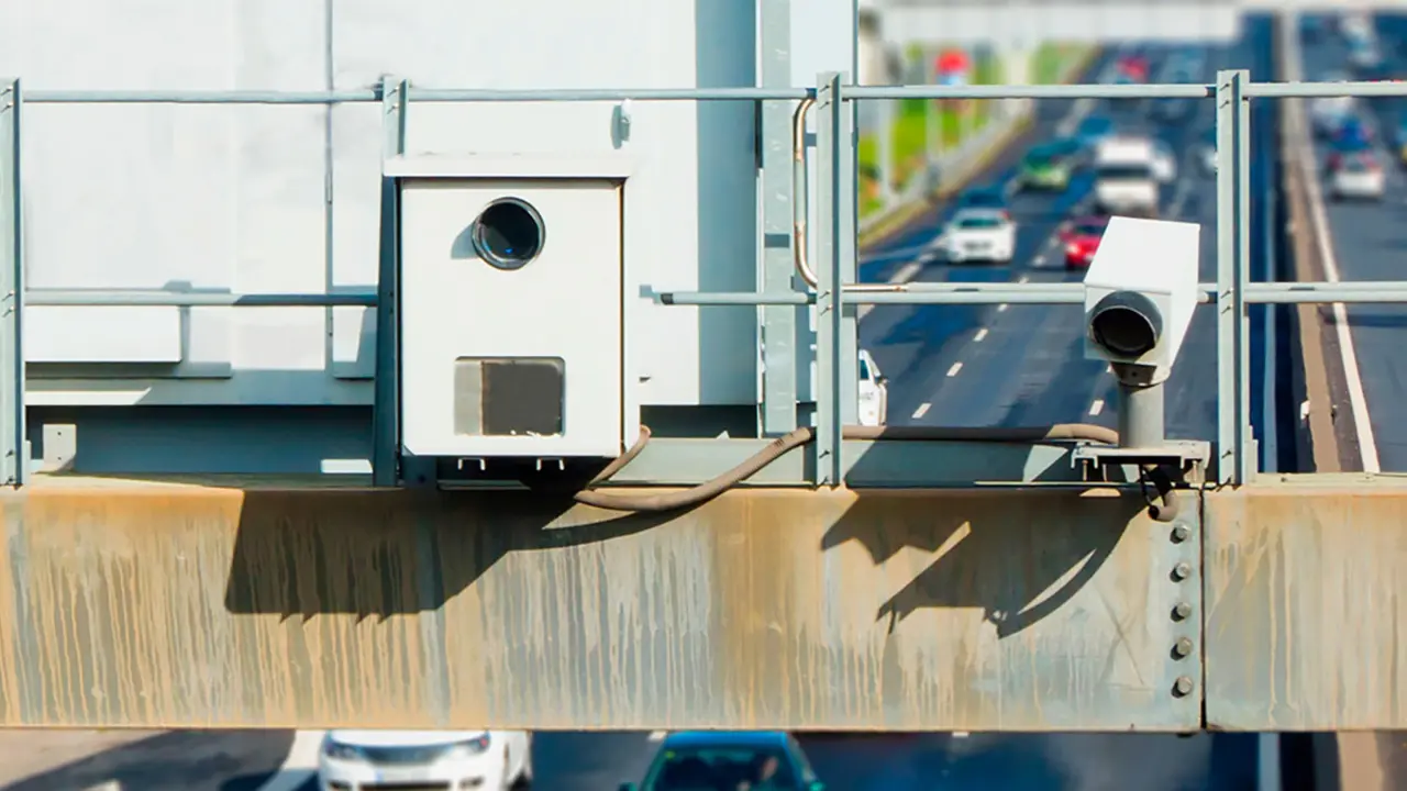Radar de tr&agrave;nsit amb cartell d&rsquo;av&iacute;s