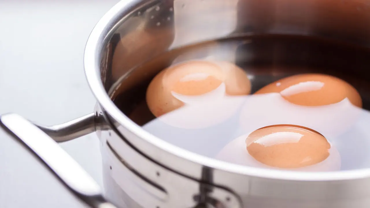 Ous cuits en olla amb aigua bullint