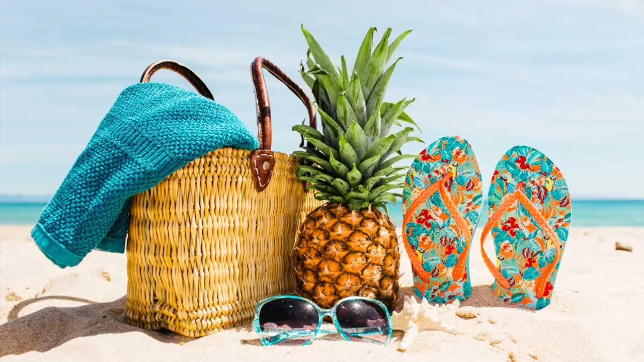 Turistes buscant ombra a Tarragona en dies de calor