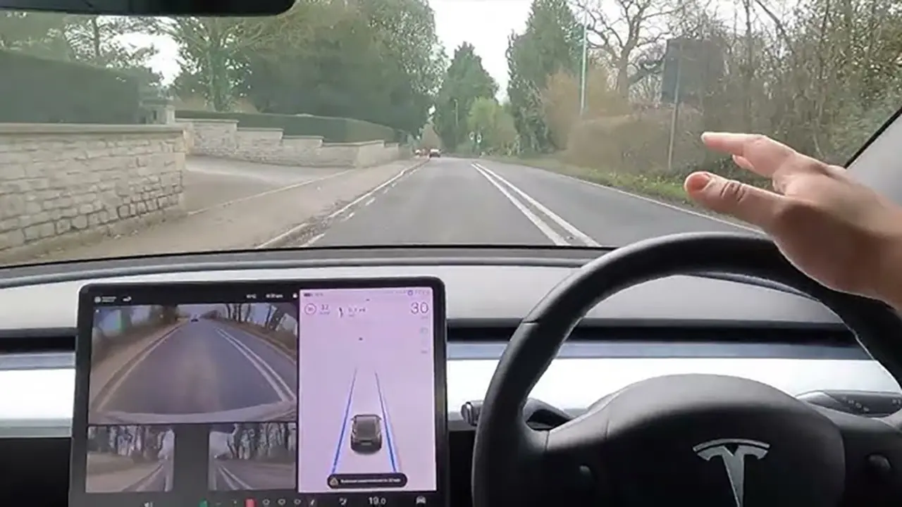 Tesla Model Y accident en prova amb conducci&oacute; aut&ograve;noma