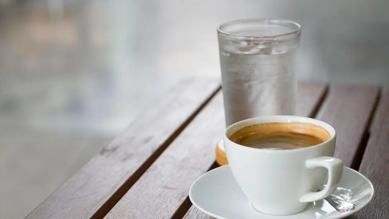 Un caf&egrave; amb un gotet d&rsquo;aigua al costat