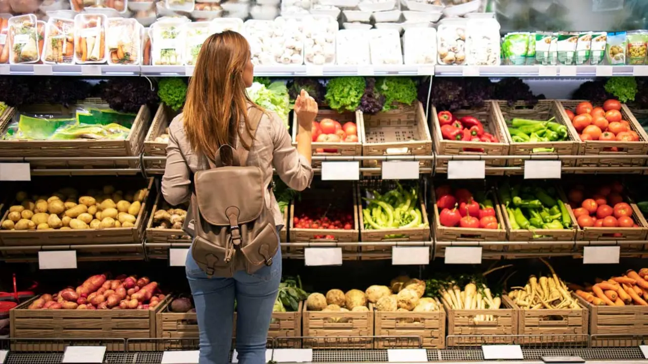 Carret&oacute; de compra amb productes variats