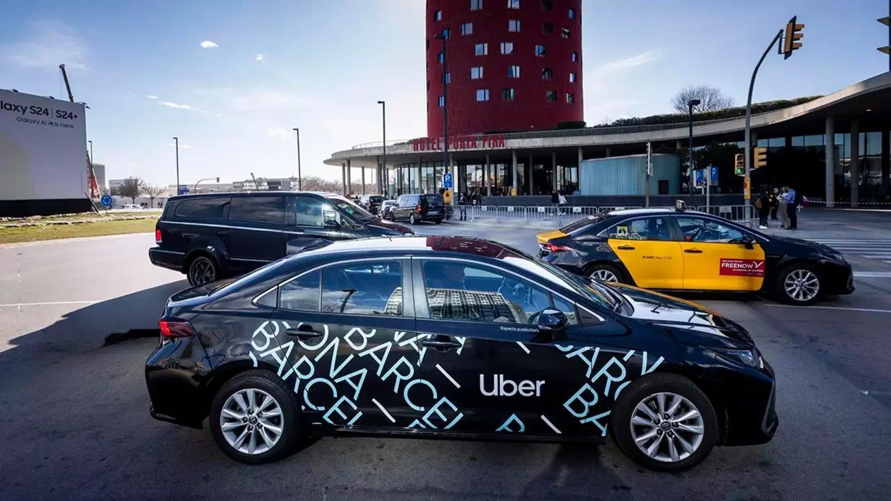 Taxi i Uber a Barcelona davant la nova Llei catalana del Taxi