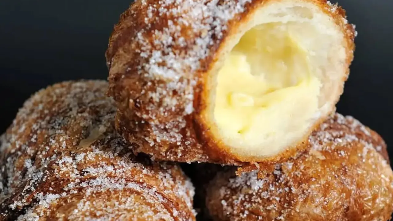 Xuxo de crema de Pastisseria Lis al Raval de Barcelona. Imatge Instagram @pastisserialis