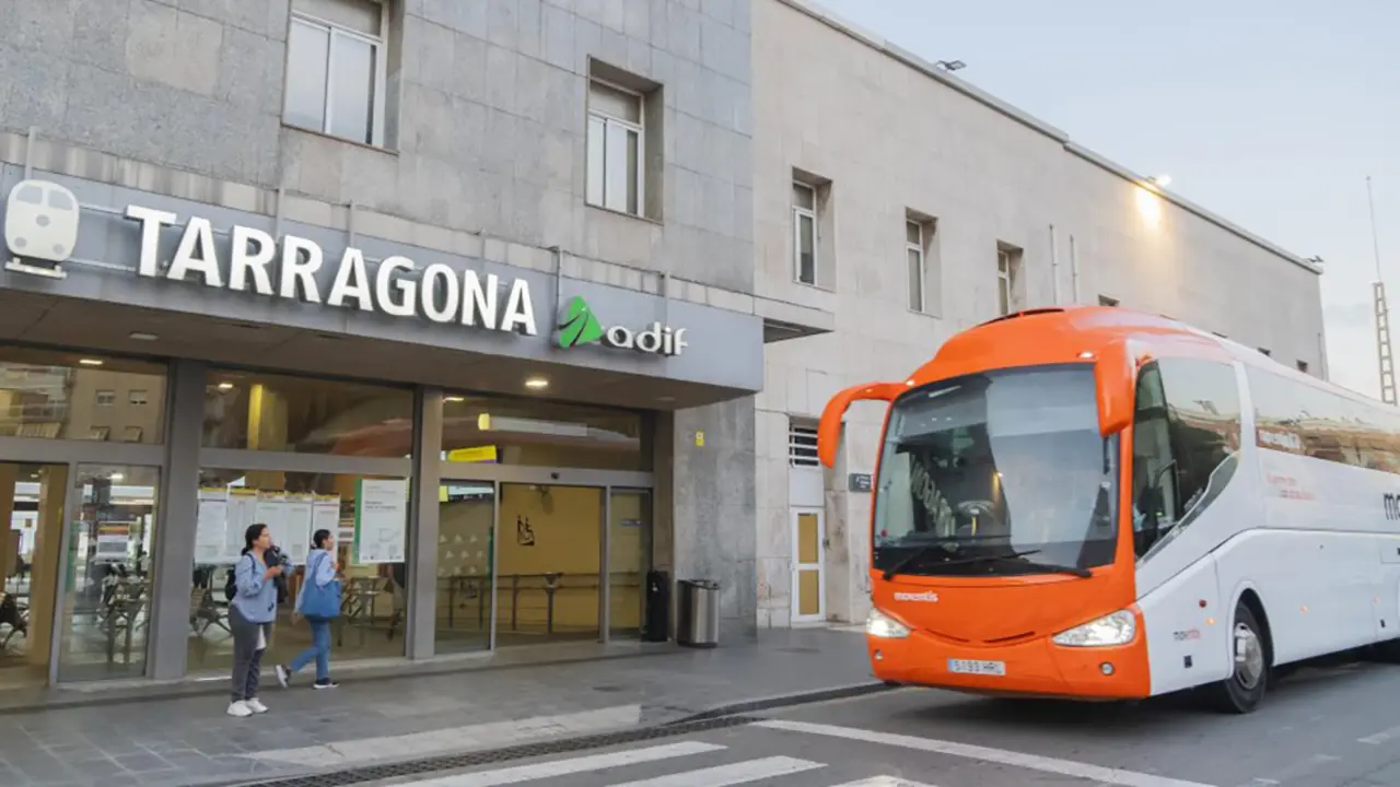 Autobusos substitutoris de Renfe a Castelldefels durant el tall. Diarimes.