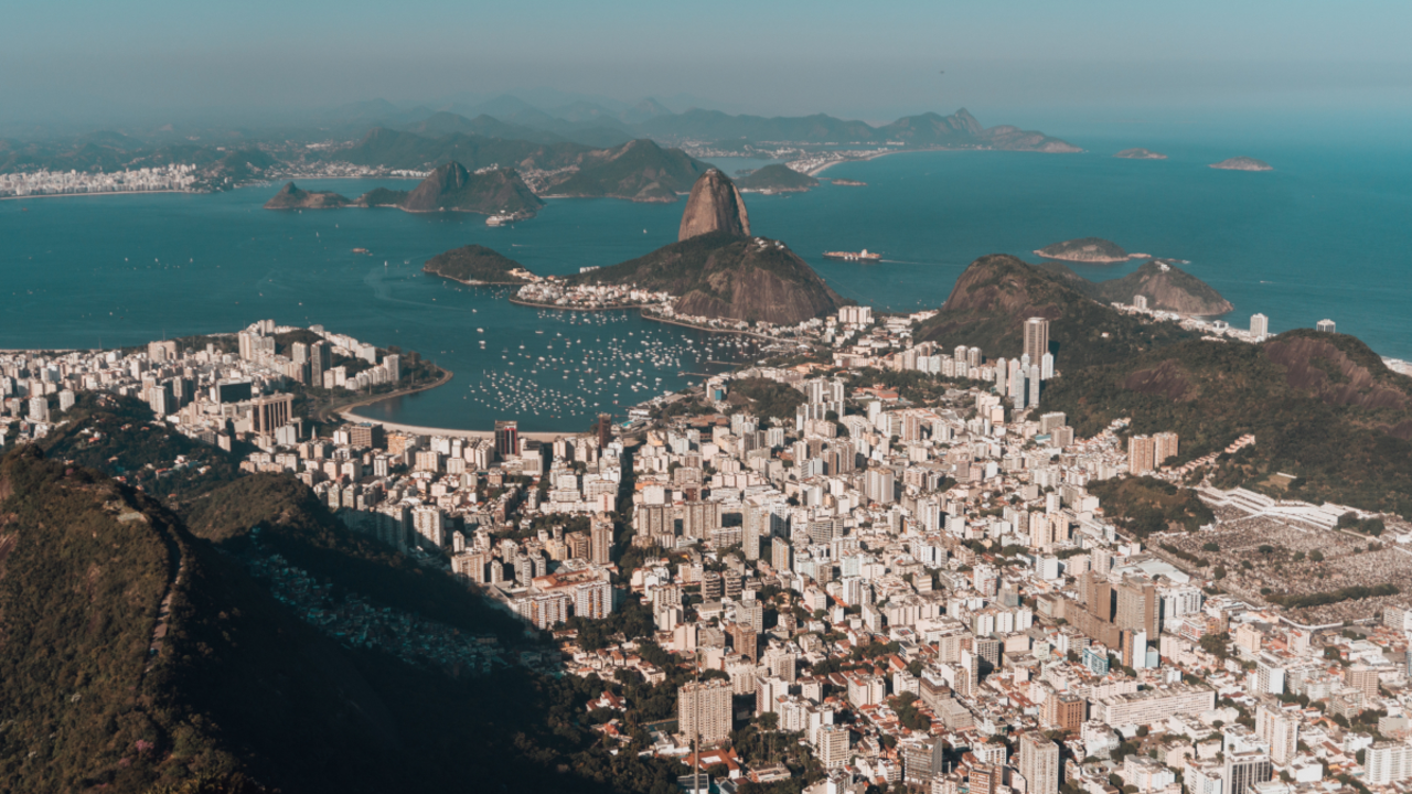 Brasil-foto-aerea-de-rio-de-janeiro-rodeado-de-colinas-y-el-mar-bajo-un-cielo-azul-en-brasil_