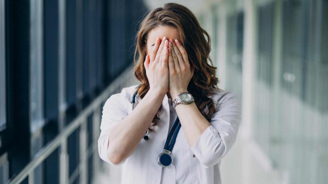 joven-doctora-con-estetoscopio-en-el-hospital_