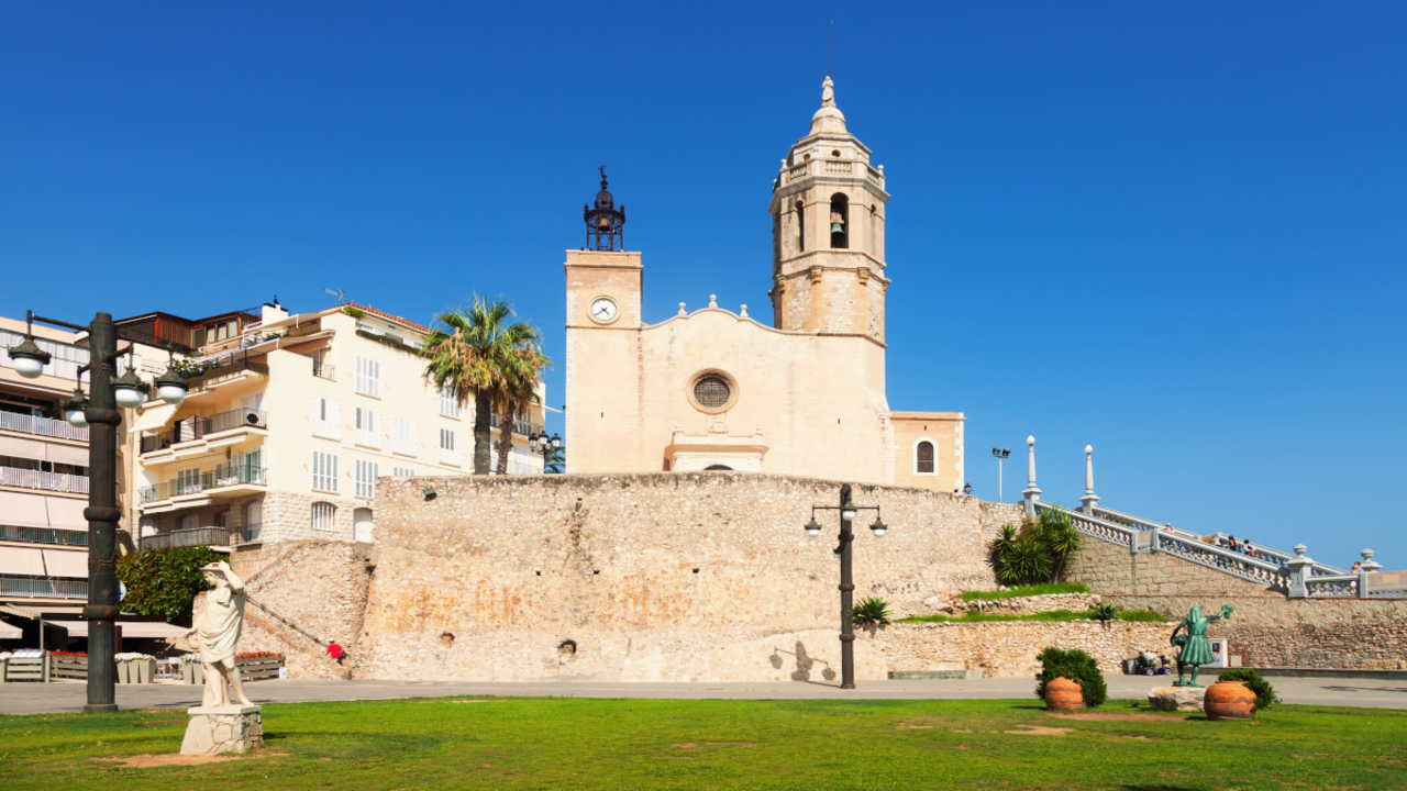 iglesia-de-sant-bartomeu-i-santa-tecla-sitges-freepik