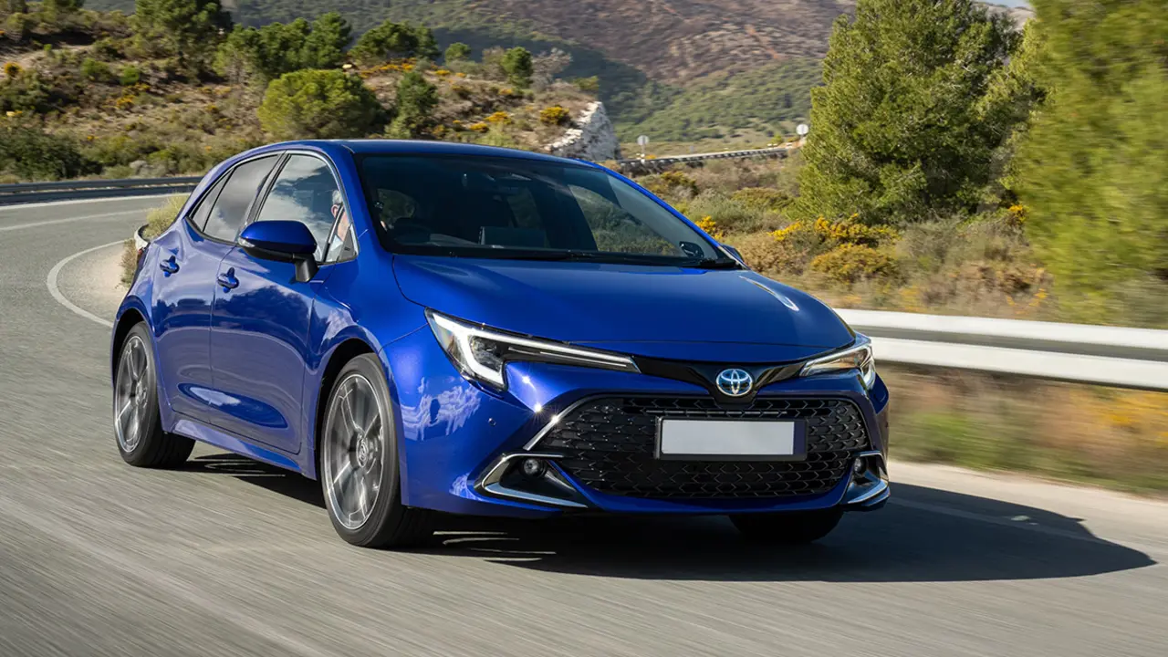 Toyota Corolla h&iacute;brid 2025 interior i consum