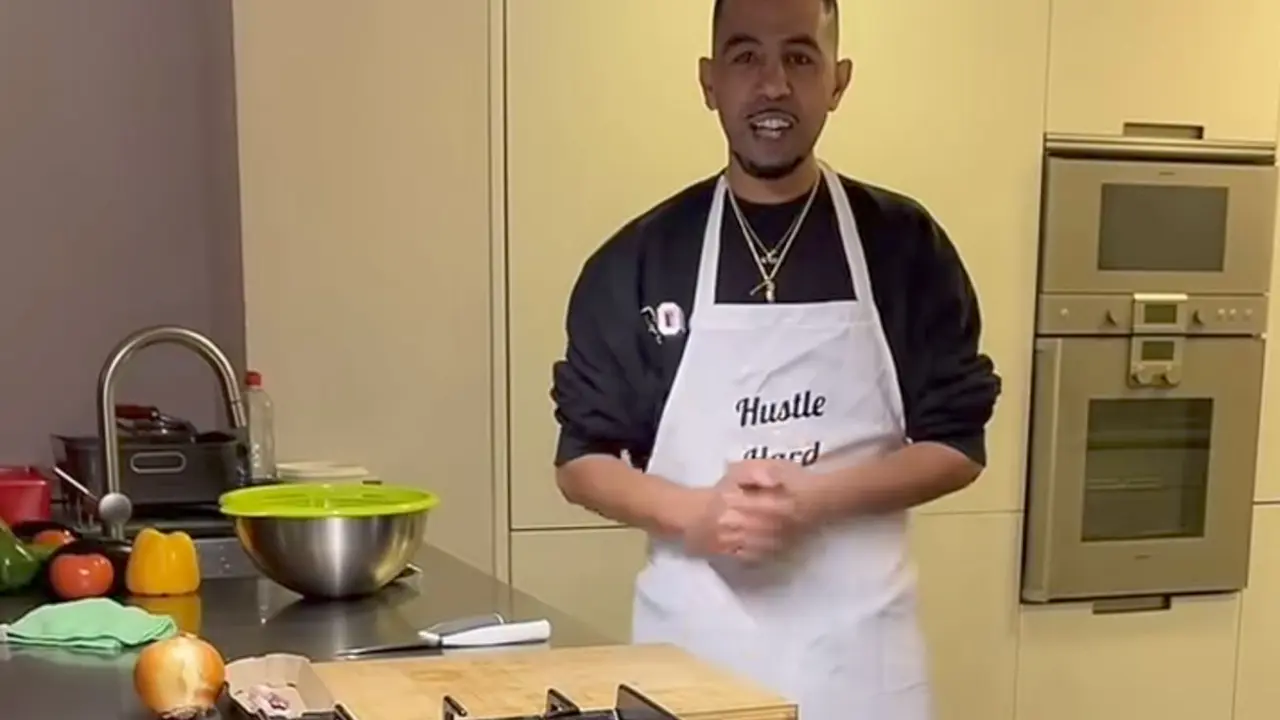 Mounir Nasraoui cuinant. Tiktok @mounirhustlehard