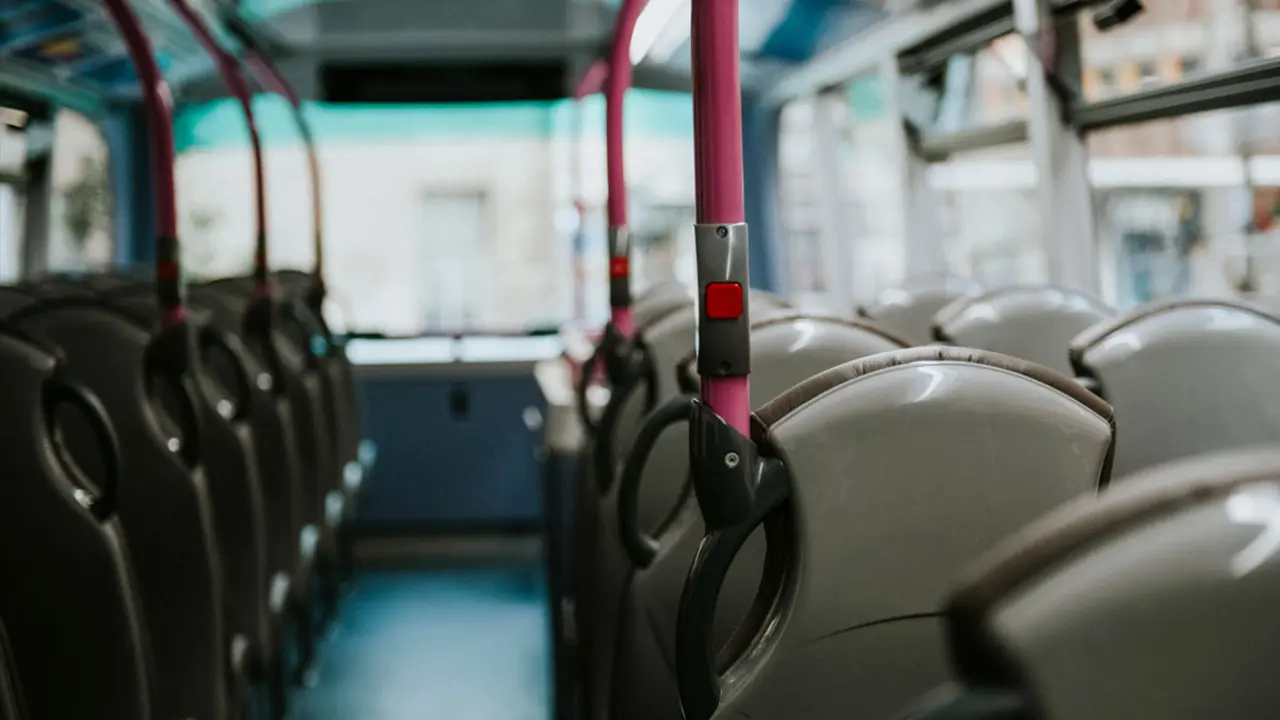 Cua d&rsquo;usuaris esperant el bus de Reus a Tarragona en hora punta