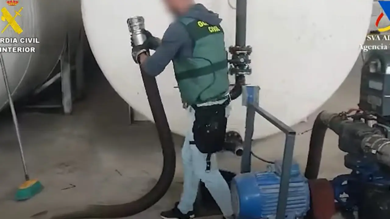 Dip&ograve;sit amb combustible intervingut per la Guardia Civil en gasolinera low cost