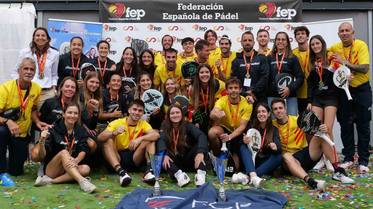 Els cinc tarragonins campions d&rsquo;Espanya amb Catalunya. Imatge fcpadel.cat