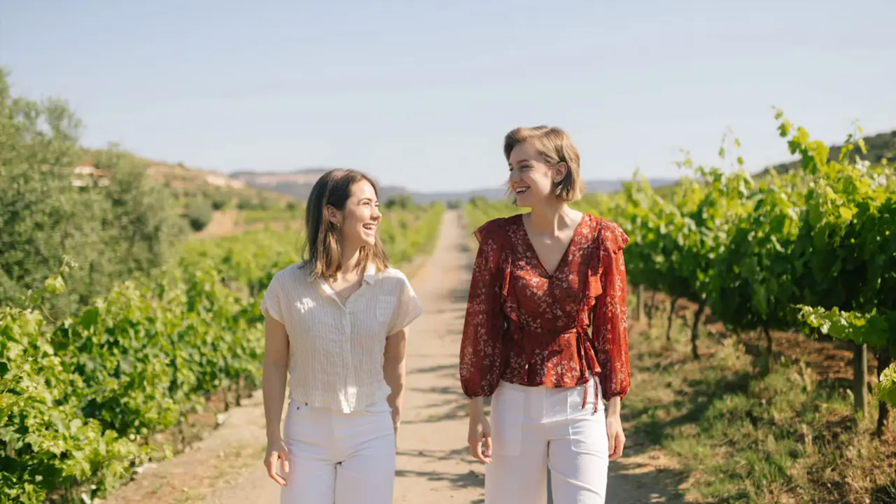 Copa de vi blanc amb fruites d&rsquo;estiu. Imatge lacrimaterrae.com